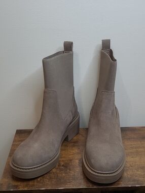 NIB Blondo FRANKIE Taupe Suede Waterproof Platform Chelsea Ankle Boots size 8.5